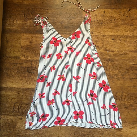 Billabong: Flower Patterned Sundress - Picture 2 of 3